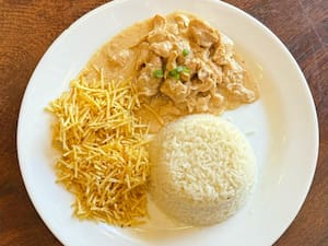 Executivo de Strogonoff de Filé de Frango com Arroz e Batata Palha