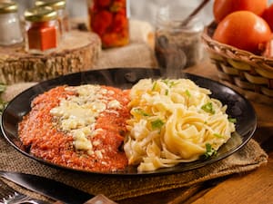 Filé Mignon a Parmegiana c/ Talharim Alho e Óleo