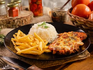 Parmegiana Crocante de filé de frango com coca lata