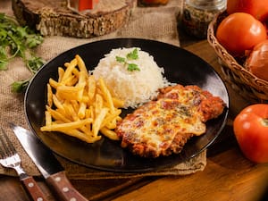 Parmegiana crocante de filé Mignon com coca cola lata